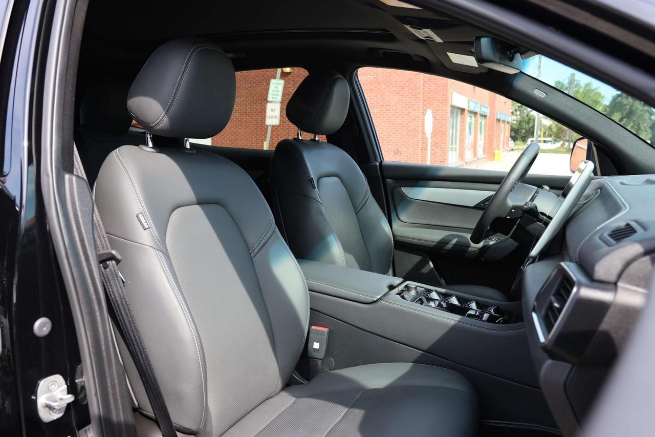 2025 VinFast VF 8 PLUS-AWD/360CAM/NAV/ADAPT CRUISE/HUD/BLIS/LKA/FCW/LEATHER/H&C SEATS/KEYLESS/CARPLAY/PANO ROOF Photo