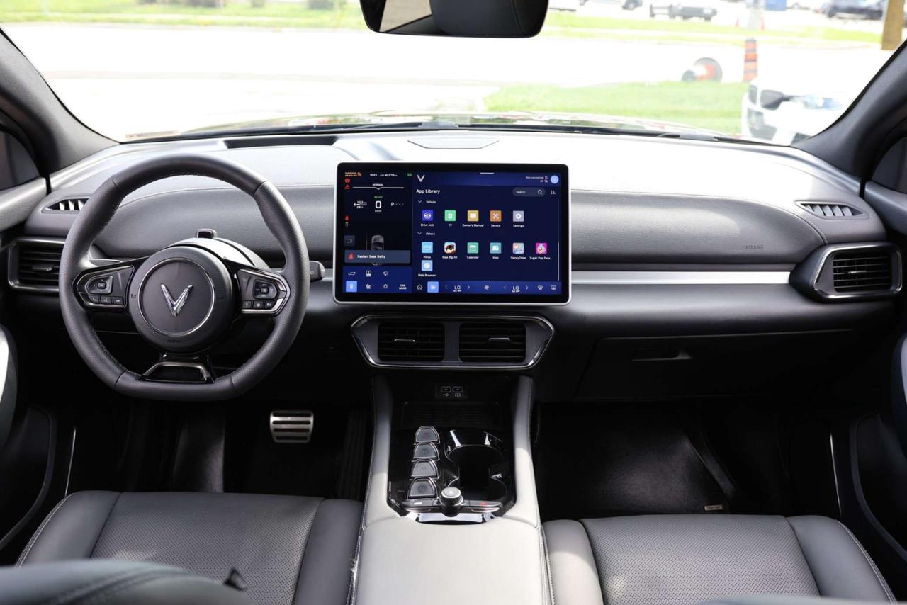 2025 VinFast VF 8 PLUS-AWD/360CAM/NAV/ADAPT CRUISE/HUD/BLIS/LKA/FCW/LEATHER/H&C SEATS/KEYLESS/CARPLAY/PANO ROOF Photo