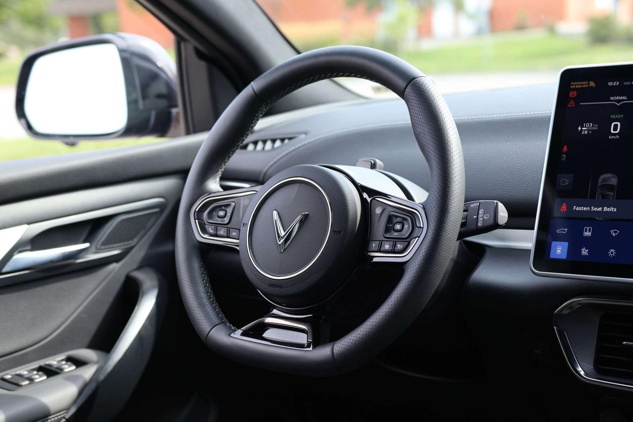 2025 VinFast VF 8 PLUS-AWD/360CAM/NAV/ADAPT CRUISE/HUD/BLIS/LKA/FCW/LEATHER/H&C SEATS/KEYLESS/CARPLAY/PANO ROOF Photo
