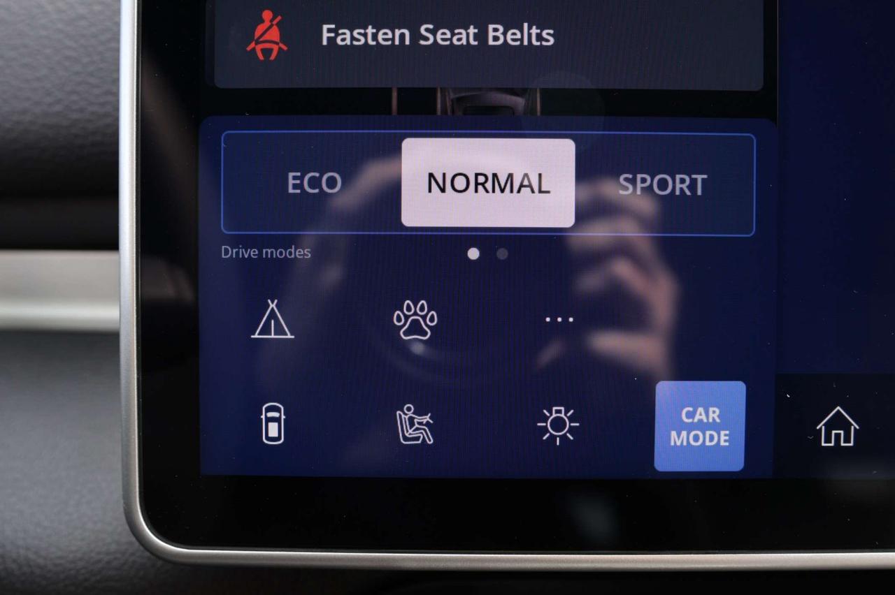 2025 VinFast VF 8 PLUS-AWD/360CAM/NAV/ADAPT CRUISE/HUD/BLIS/LKA/FCW/LEATHER/H&C SEATS/KEYLESS/CARPLAY/PANO ROOF Photo