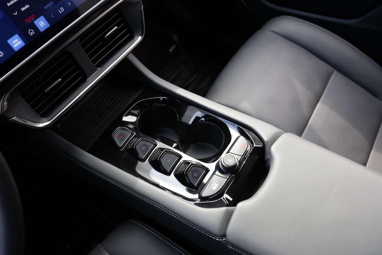 2025 VinFast VF 8 PLUS-AWD/360CAM/NAV/ADAPT CRUISE/HUD/BLIS/LKA/FCW/LEATHER/H&C SEATS/KEYLESS/CARPLAY/PANO ROOF Photo