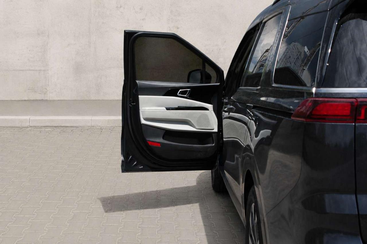 2024 Kia Carnival EX  DriveModes ReverseCamera HtdSeats ParkingSenso Photo