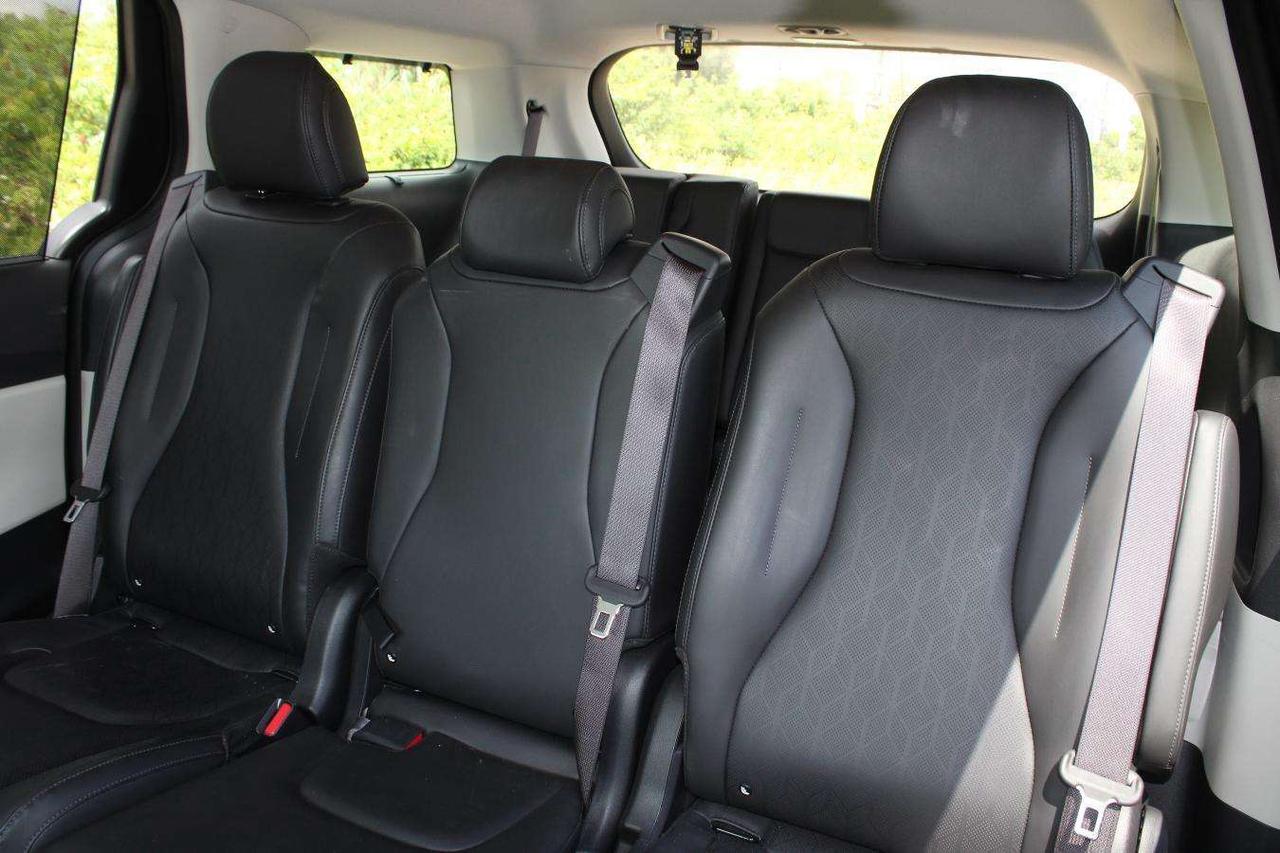 2024 Kia Carnival EX  DriveModes ReverseCamera HtdSeats ParkingSenso Photo
