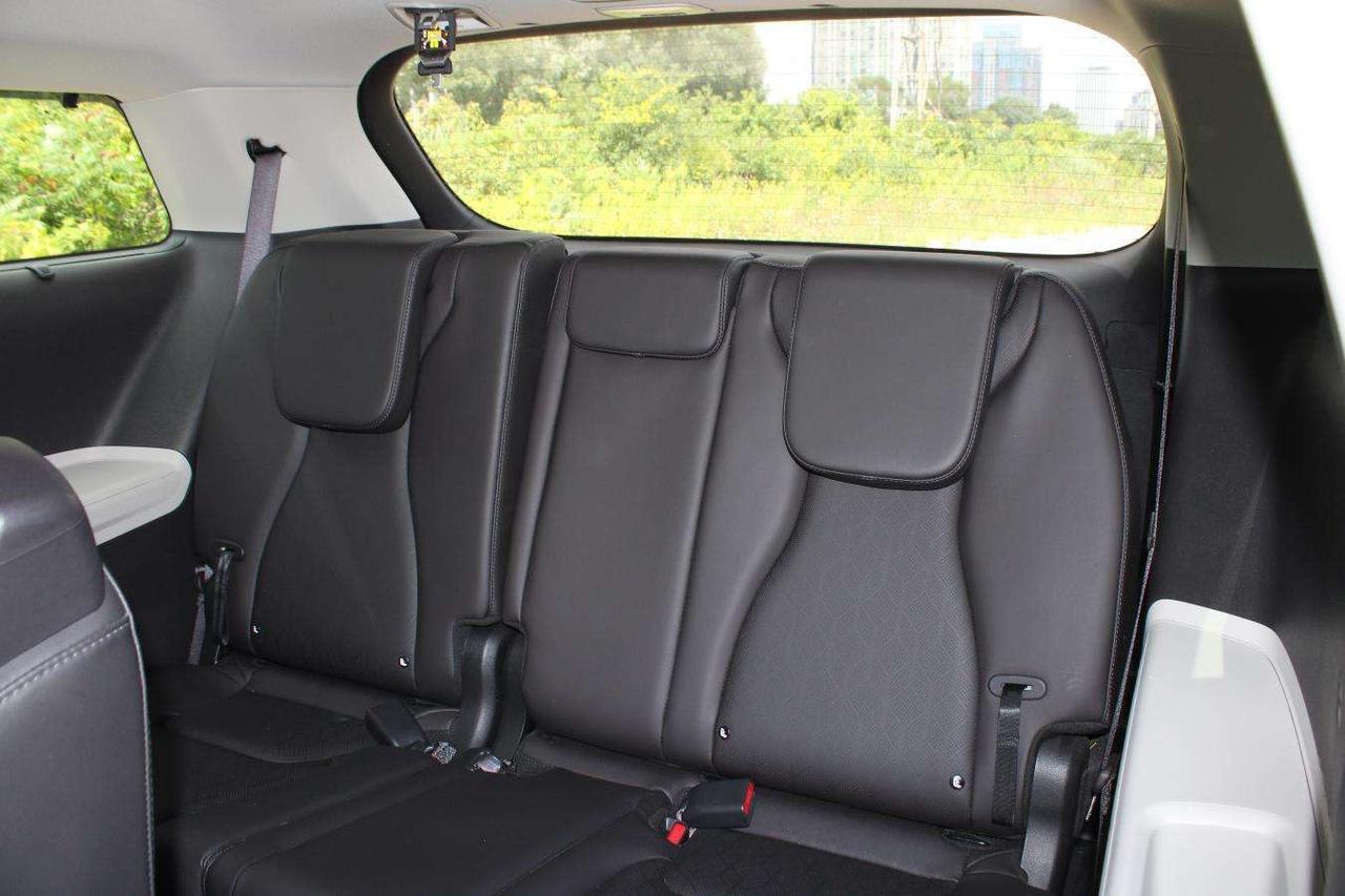 2024 Kia Carnival EX  DriveModes ReverseCamera HtdSeats ParkingSenso Photo