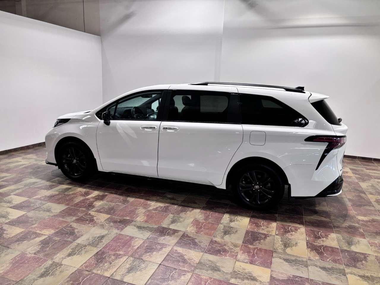 2025 Toyota Sienna XSE 7-Passenger AWD Photo