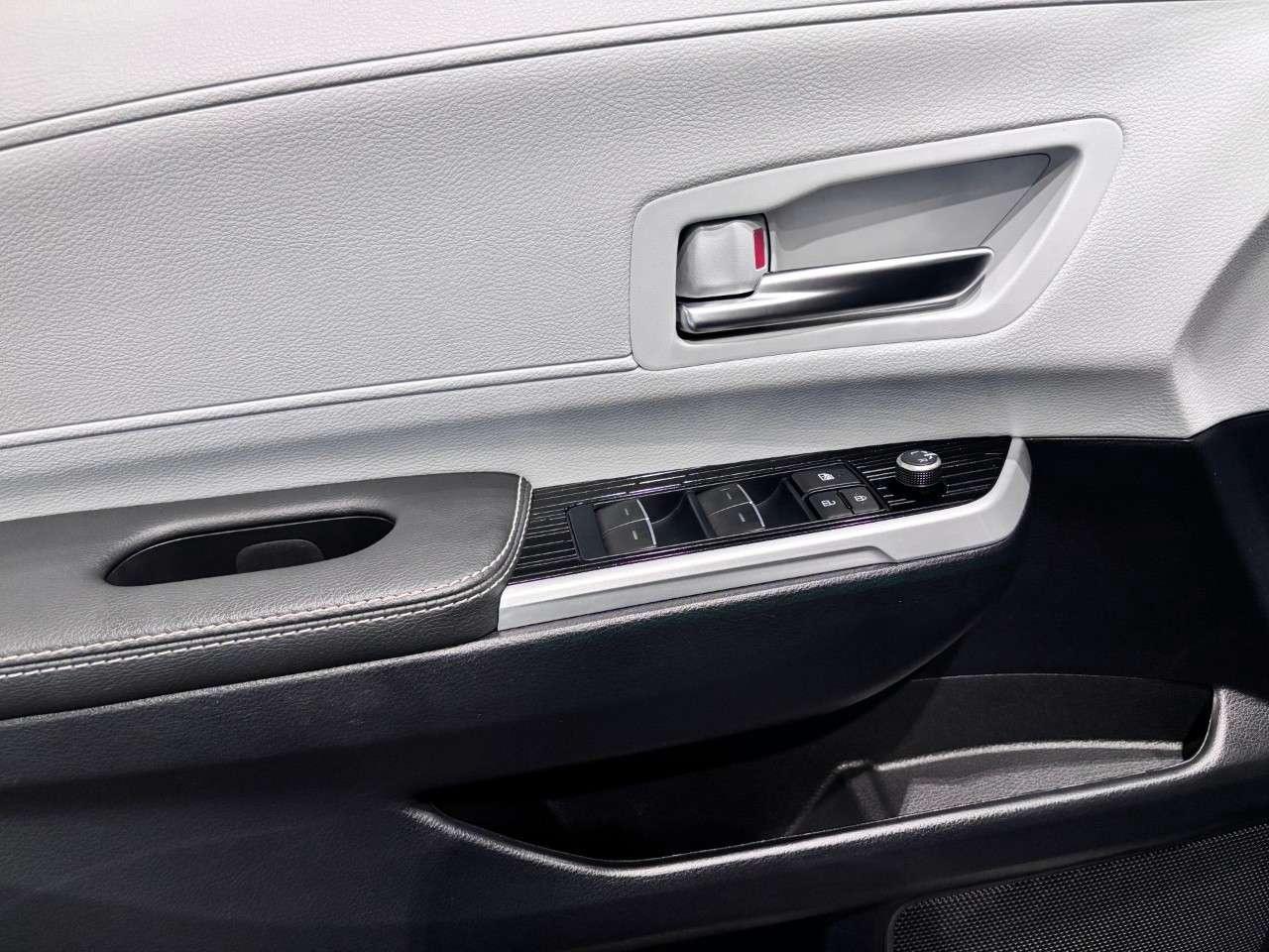 2025 Toyota Sienna XSE 7-Passenger AWD Photo