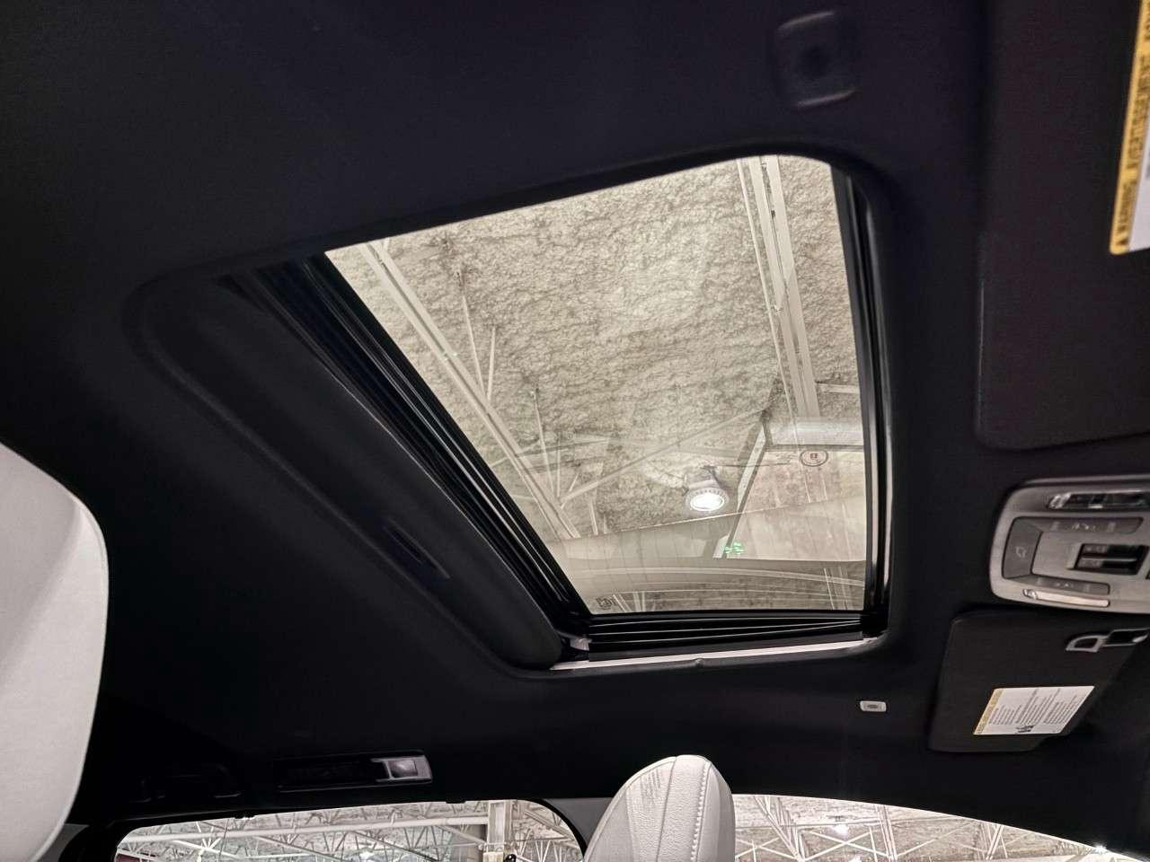 2025 Toyota Sienna XSE 7-Passenger AWD Photo
