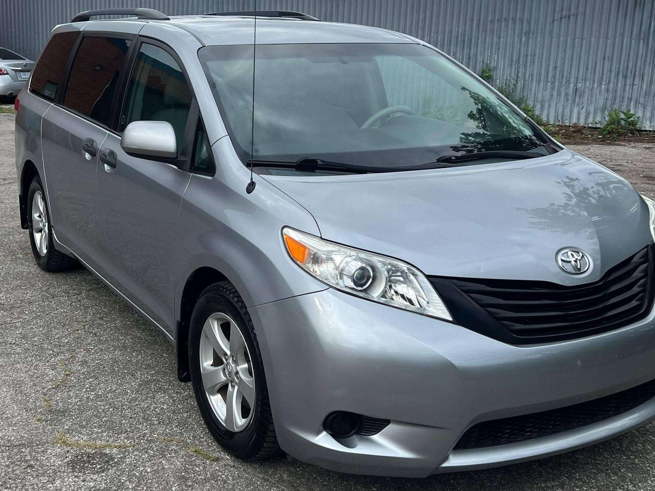 2014 Toyota Sienna 7 passenger alloys Photo2