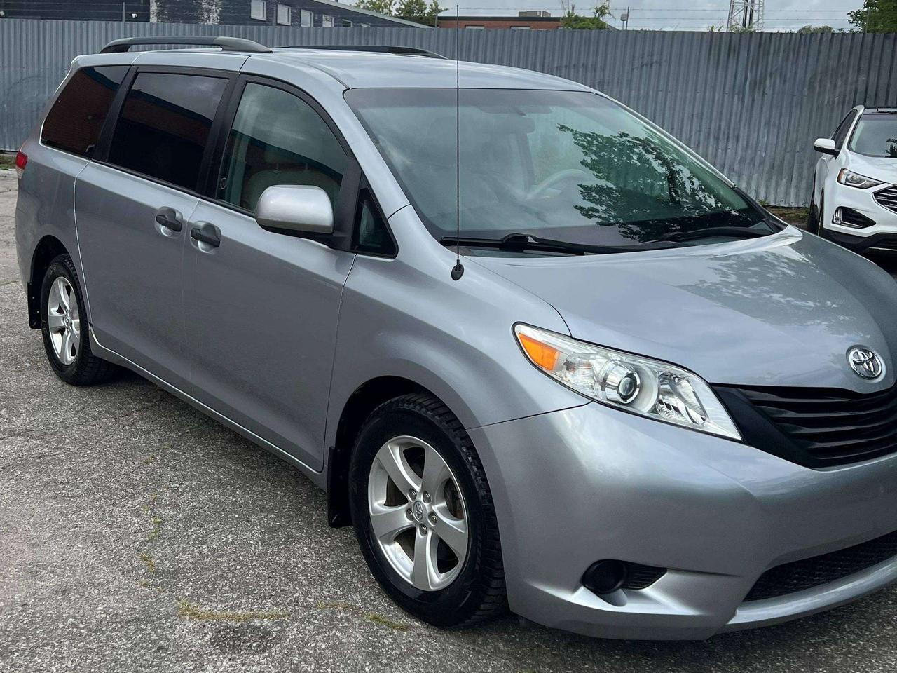 2014 Toyota Sienna 7 passenger alloys Photo1