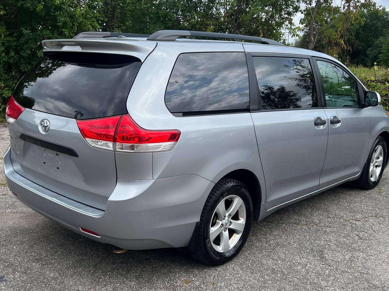 2014 Toyota Sienna 7 passenger alloys Photo