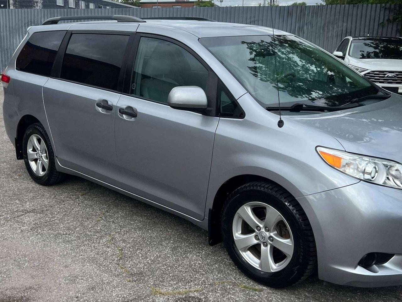 2014 Toyota Sienna 7 passenger alloys Photo