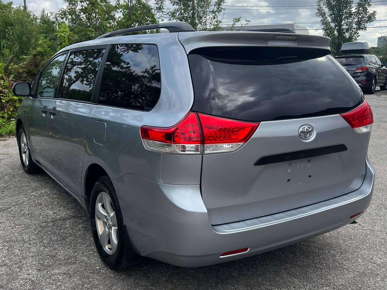 2014 Toyota Sienna 7 passenger alloys Photo4