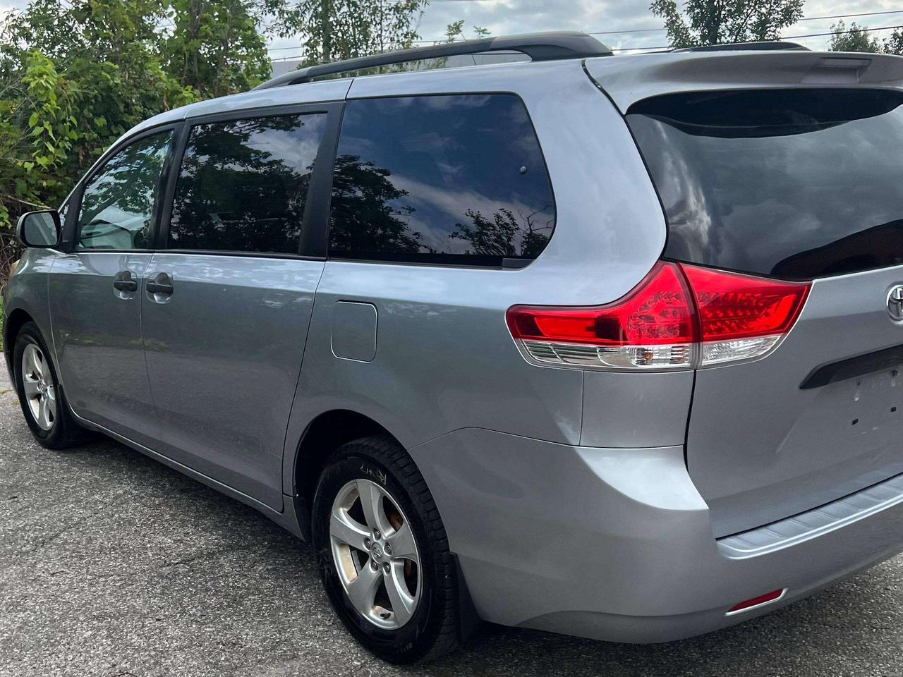 2014 Toyota Sienna 7 passenger alloys Photo