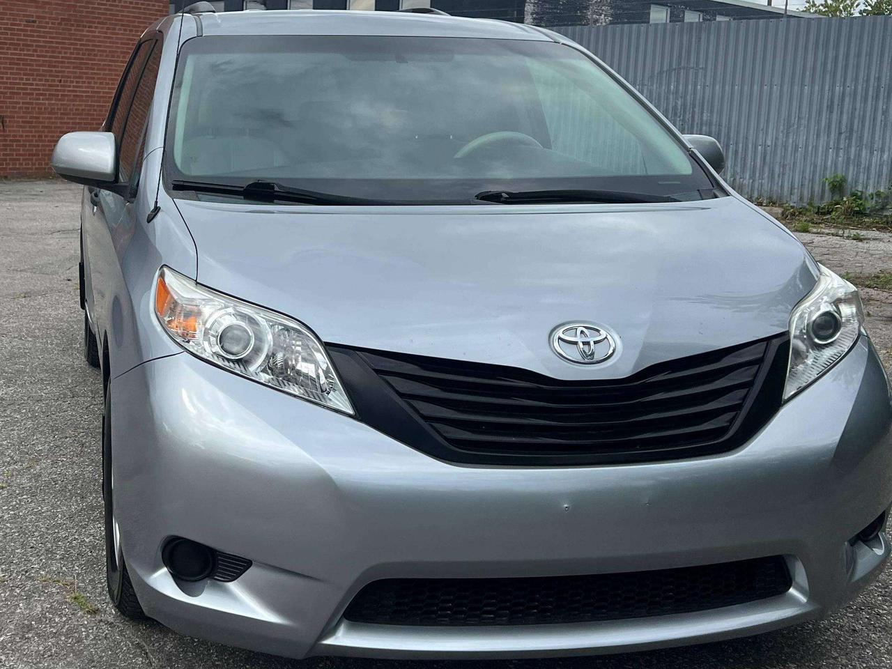 2014 Toyota Sienna 7 passenger alloys Photo