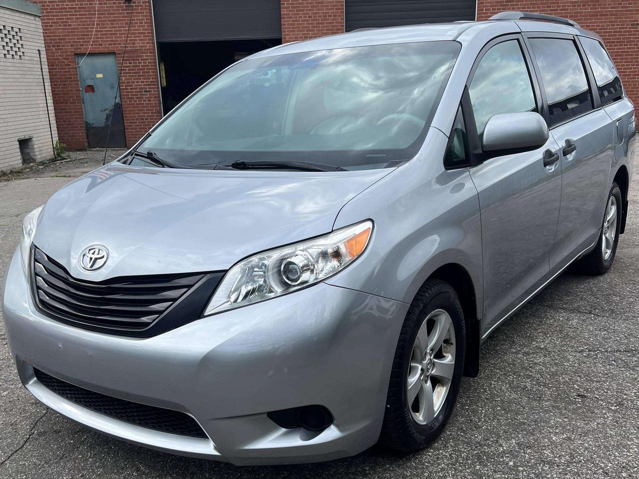 2014 Toyota Sienna 7 passenger alloys Photo