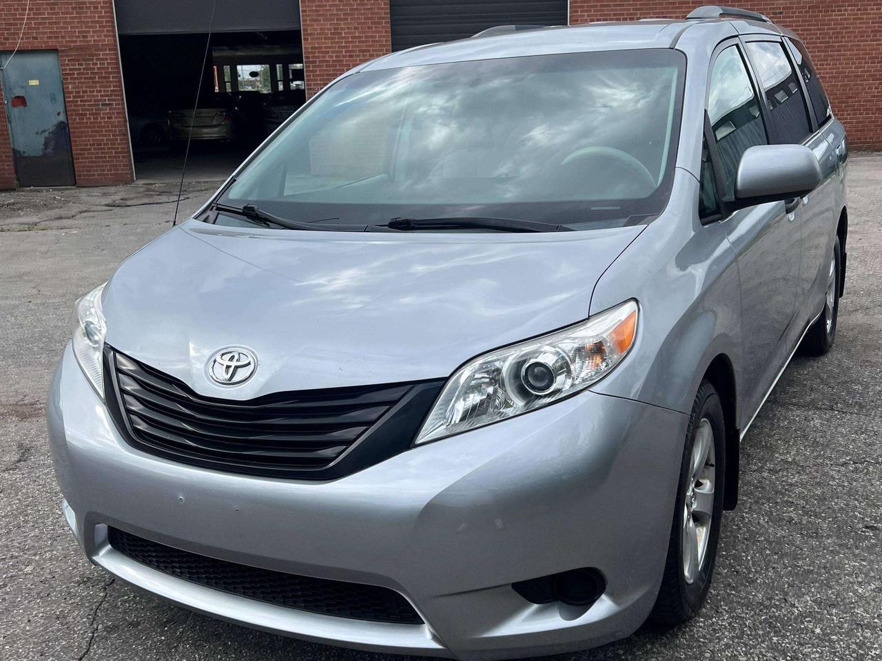 2014 Toyota Sienna 7 passenger alloys Photo