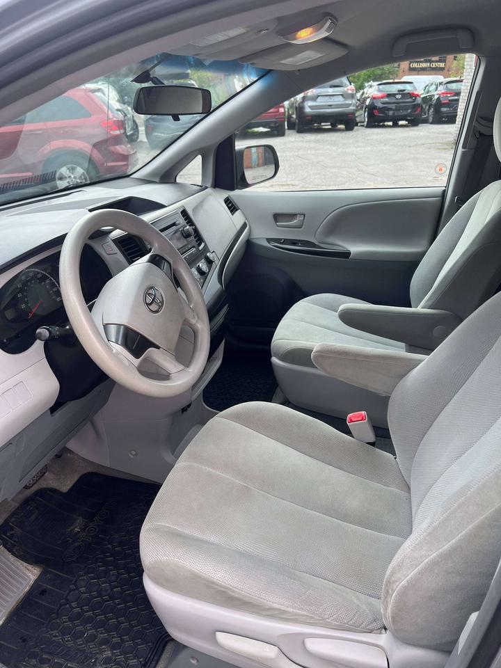 2014 Toyota Sienna 7 passenger alloys Photo