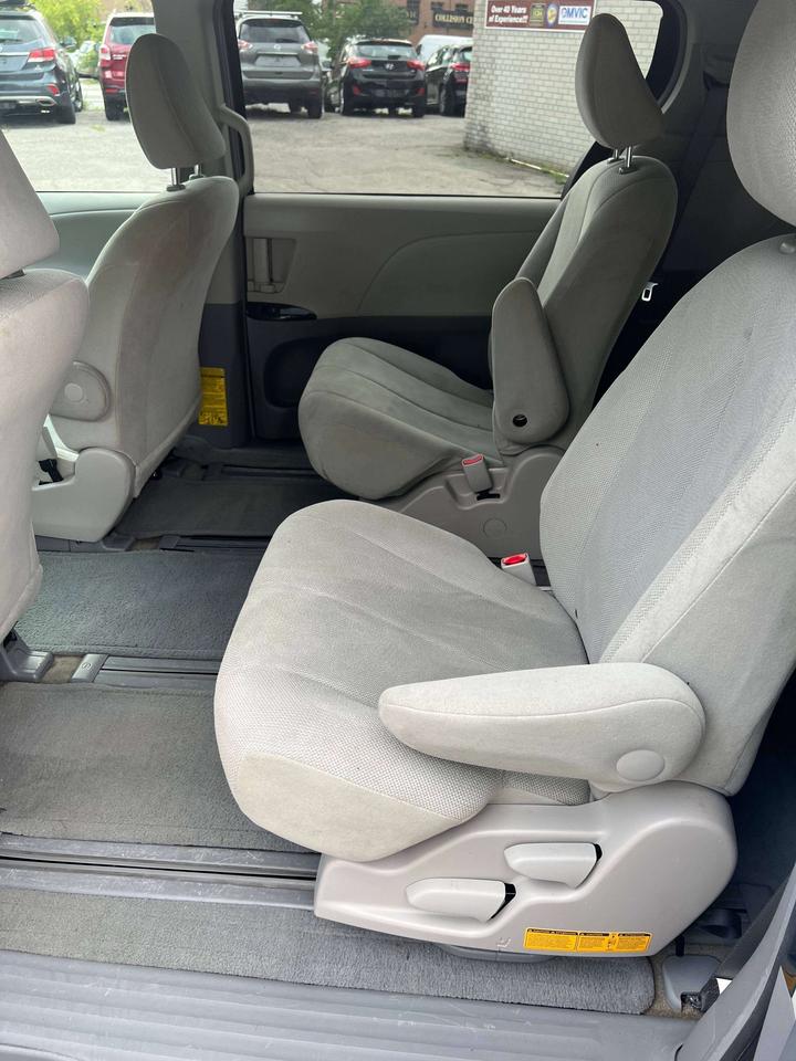 2014 Toyota Sienna 7 passenger alloys Photo
