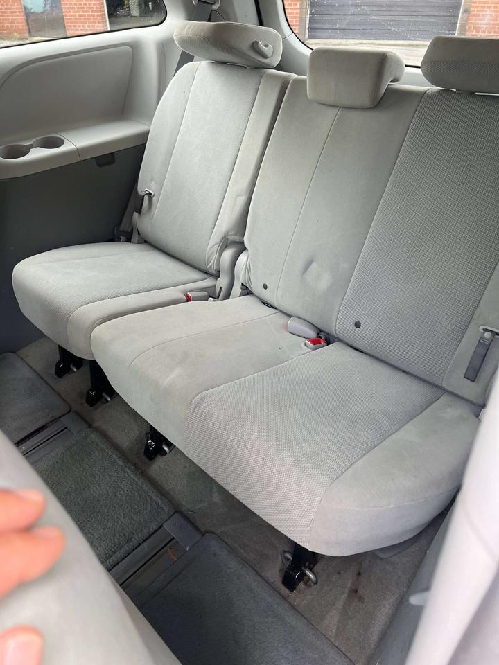 2014 Toyota Sienna 7 passenger alloys Photo