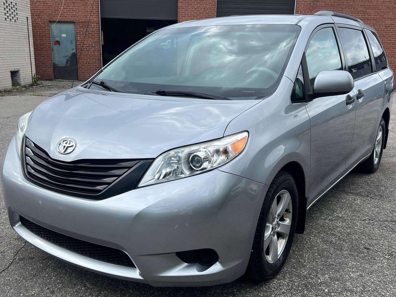 2014 Toyota Sienna 7 passenger alloys Photo