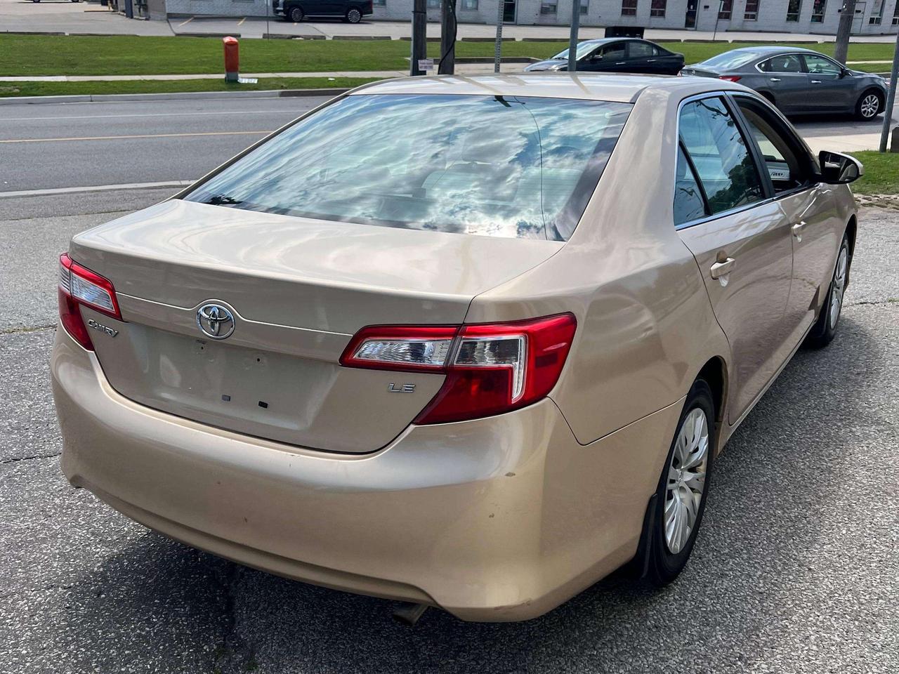 2012 Toyota Camry LE Photo3