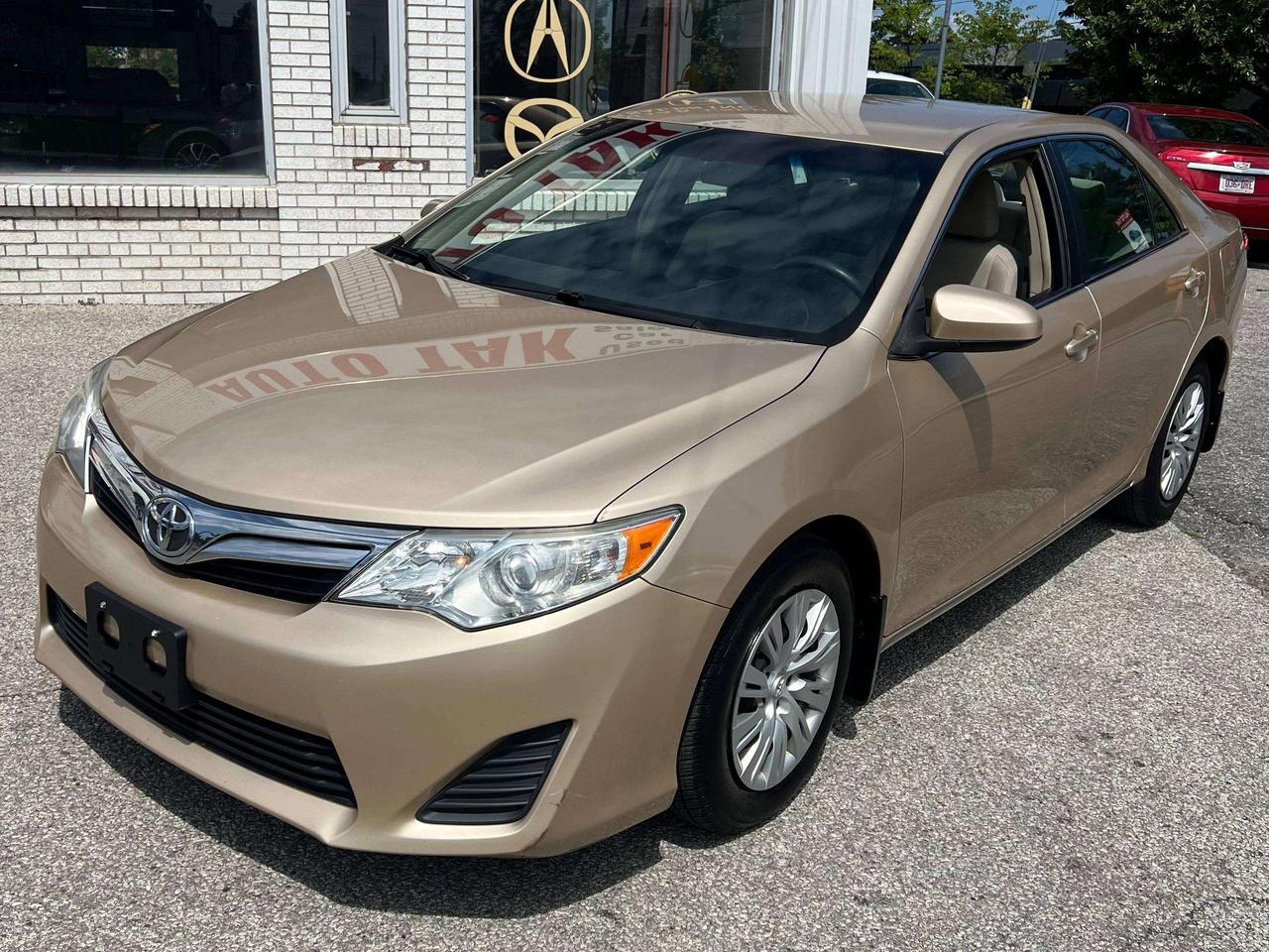 2012 Toyota Camry LE Photo1