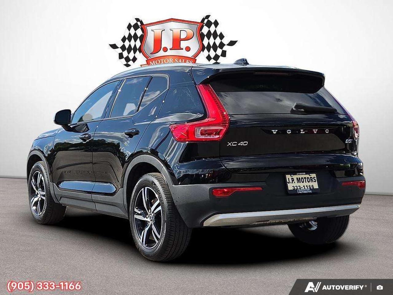 2023 Volvo XC40 B5 Core Apple CarPlay & Android Auto • Heated Front Seats • Lane Assist • Power Driver Seat • Rear Parking Sensors • Siri Photo4