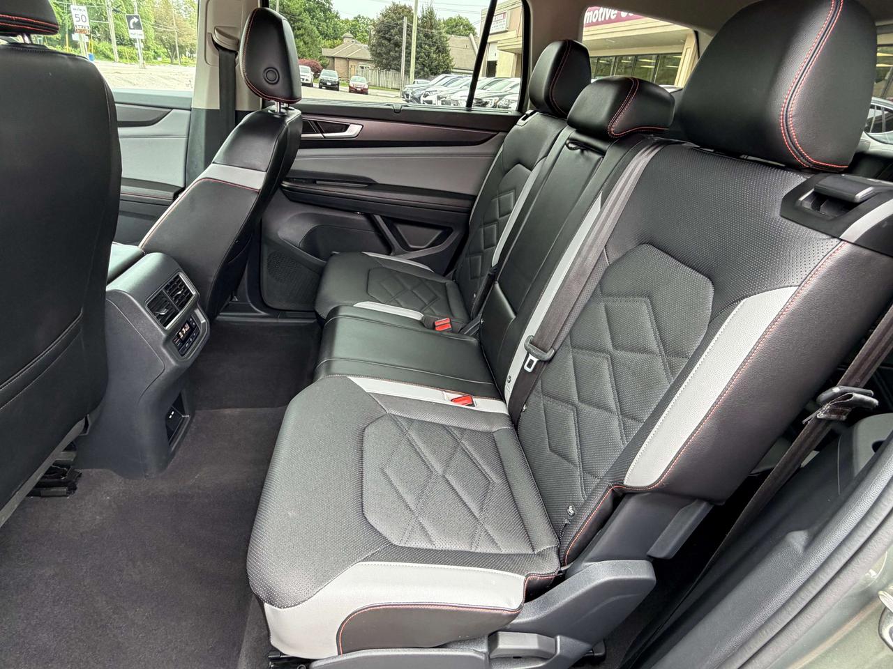 2024 Volkswagen Atlas PEAK EDITION/LEATHER/HEATED SEATS/CALL PICTON Photo
