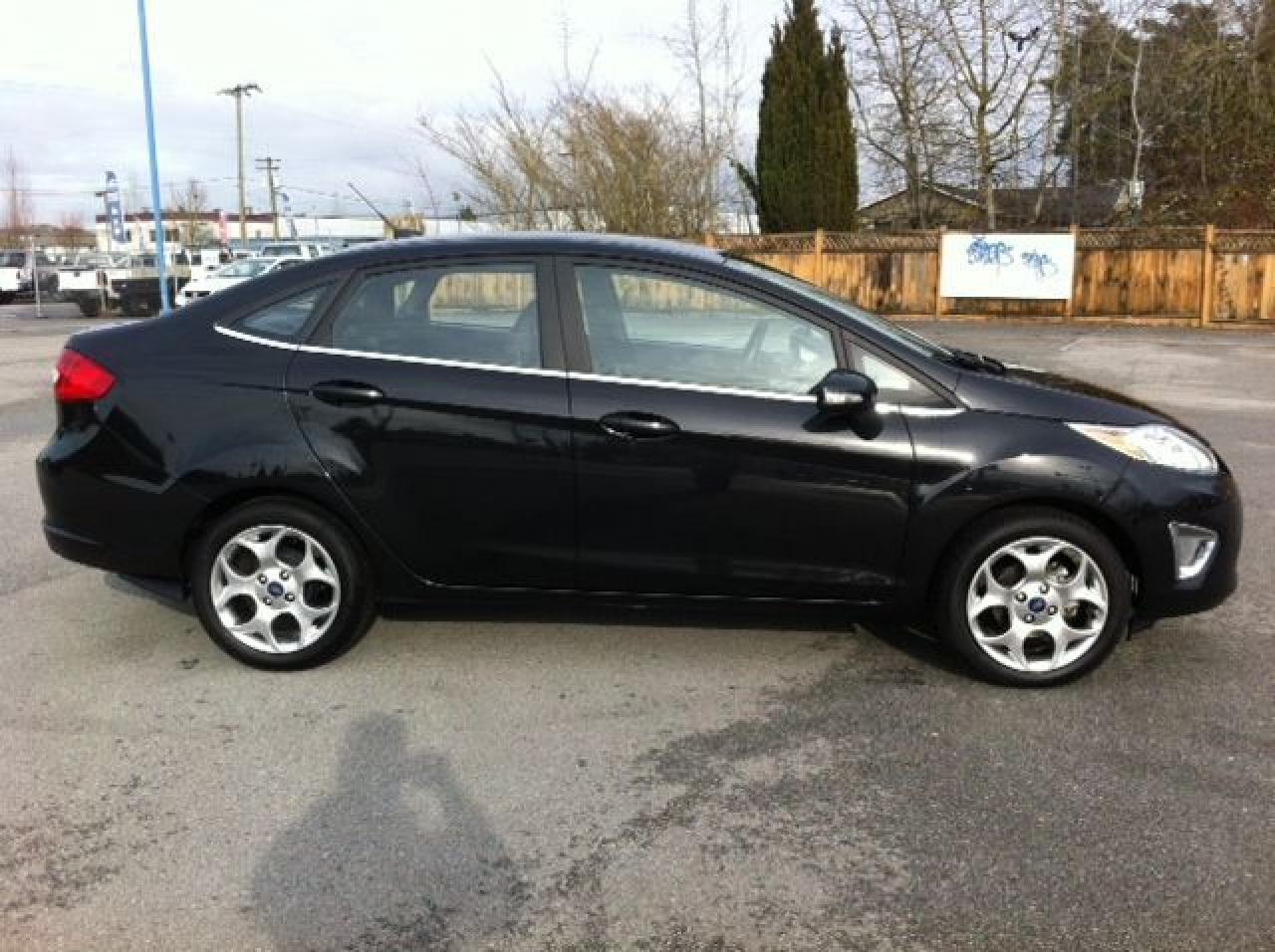 2013 Ford Fiesta Titanium - Photo #2
