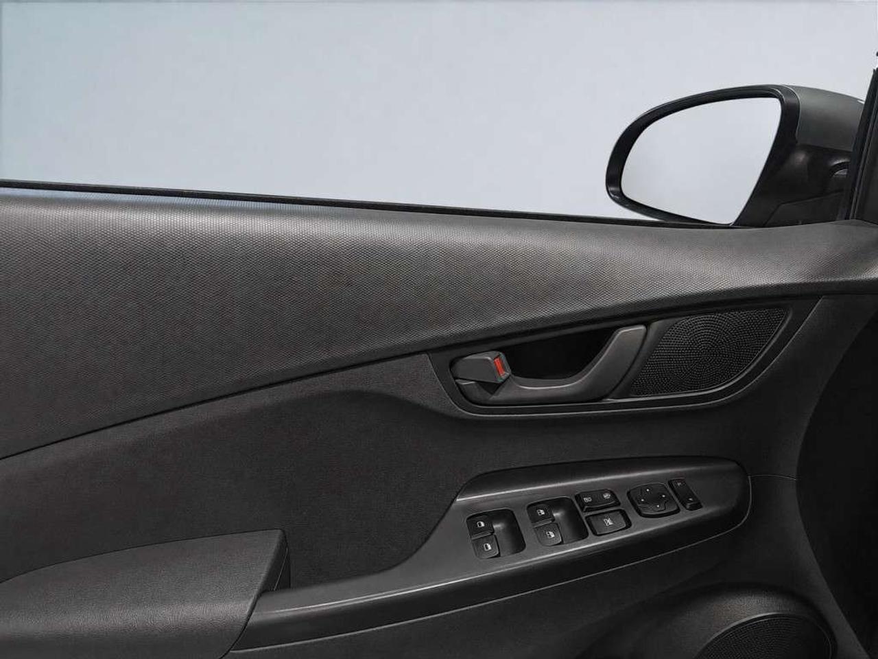 2020 Hyundai KONA Preferred      Blind Spot Assist   Lane Assist   Touchscreen  Apple CarPlay/Android Auto   Clean CARFAX   Heated Front se Photo