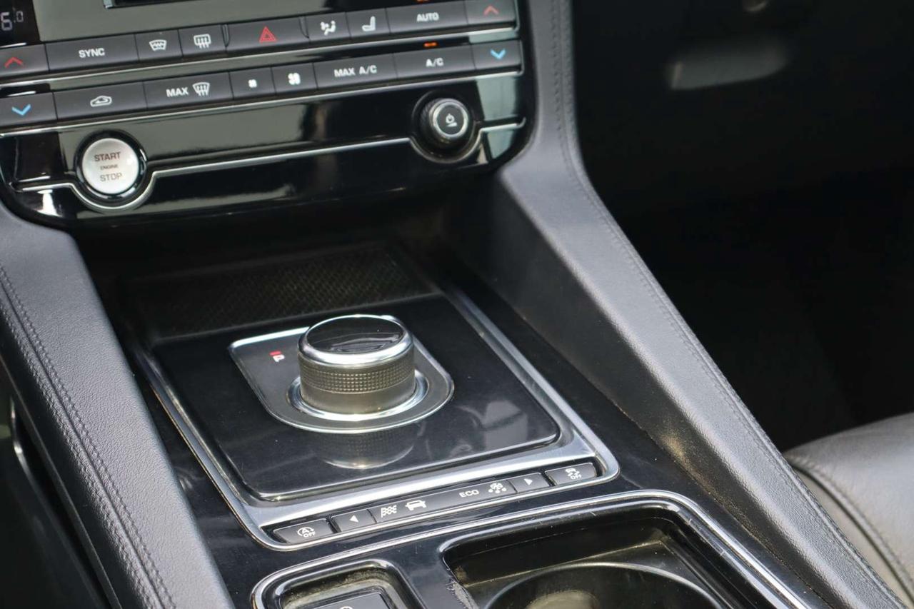 2019 Jaguar F-PACE 25t Prestige Photo