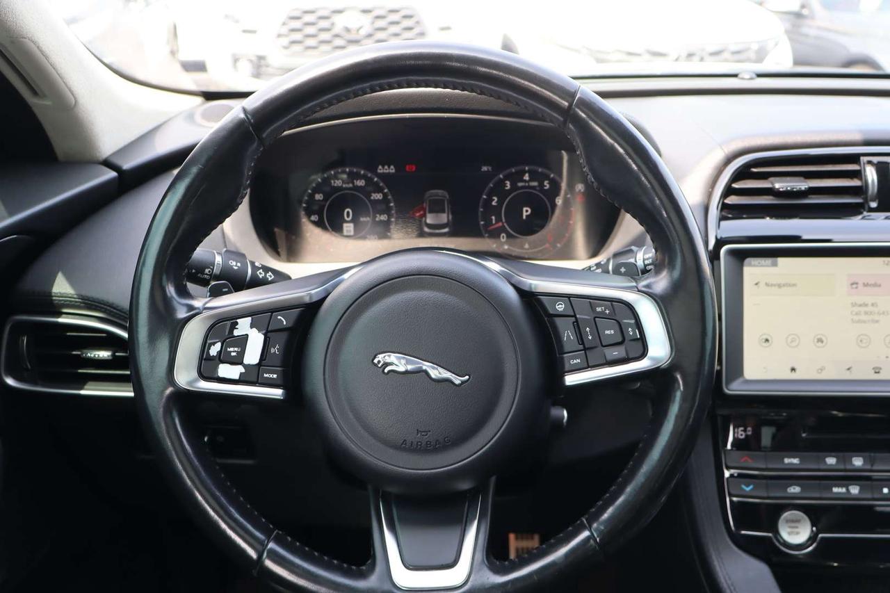 2019 Jaguar F-PACE 25t Prestige Photo