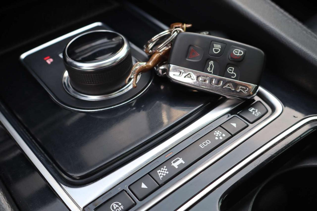 2019 Jaguar F-PACE 25t Prestige Photo