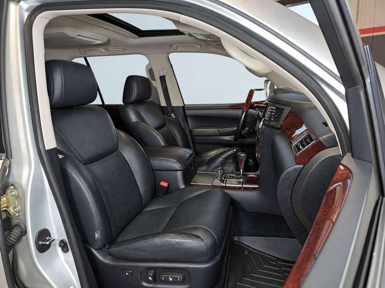 2011 Lexus LX 570 LX 570 / NAVI / Leather / Sunroof / Heated & Cooled Seats / 360 Camera / 4WD Photo