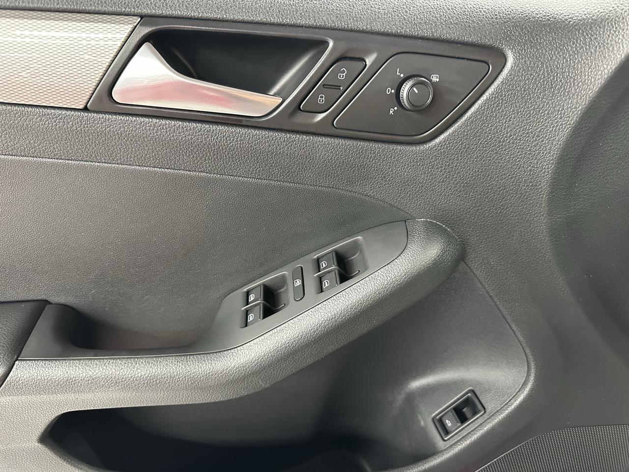 2016 Volkswagen Jetta 4dr 1.4 TSI Auto Trendline+ Photo39