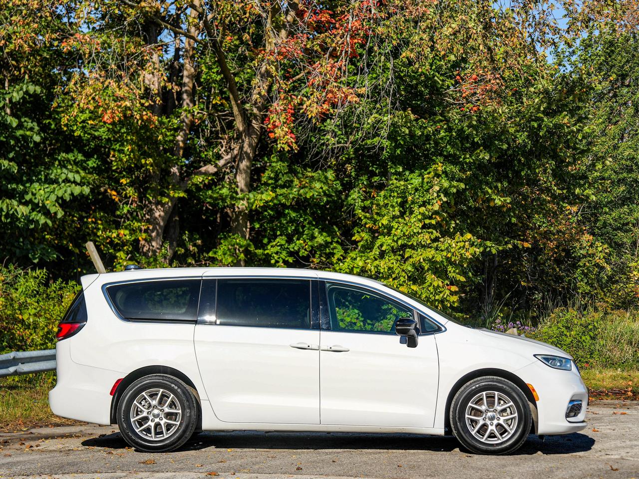 2024 Chrysler Pacifica Touring-L Photo4
