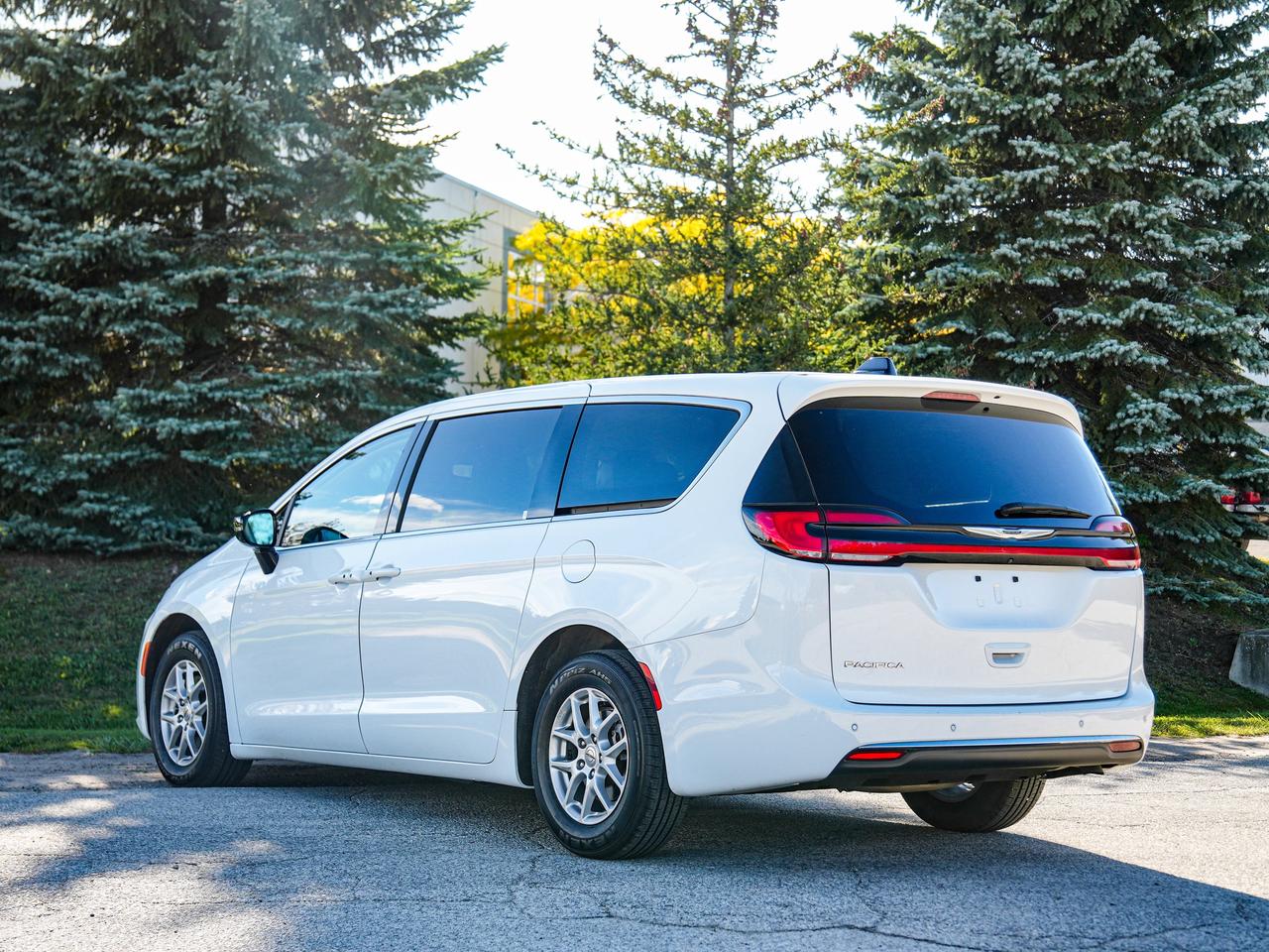 2024 Chrysler Pacifica Touring-L Photo