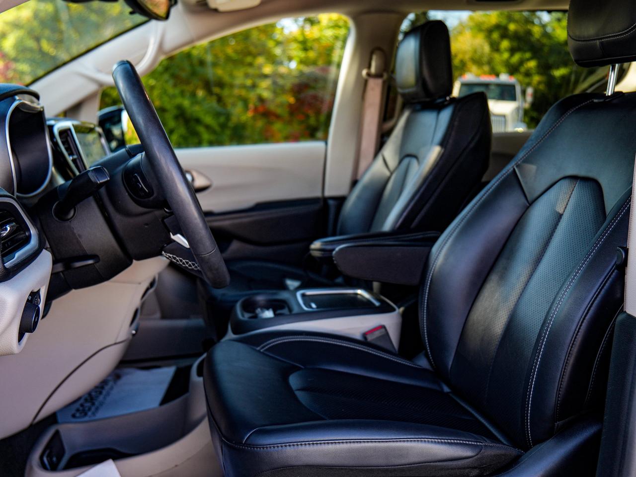 2024 Chrysler Pacifica Touring-L Photo