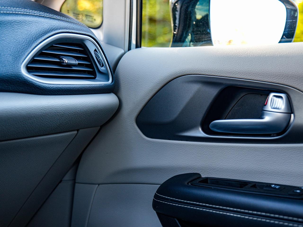 2024 Chrysler Pacifica Touring-L Photo