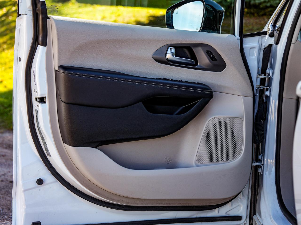 2024 Chrysler Pacifica Touring-L Photo