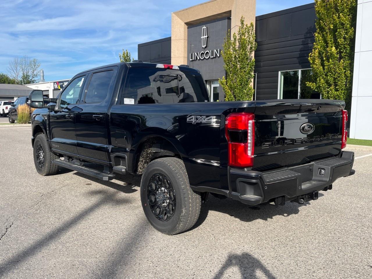 2026 Ford F-350 Super Duty SRW LARIAT 4WD CREW CAB 6.75' BOX Photo2