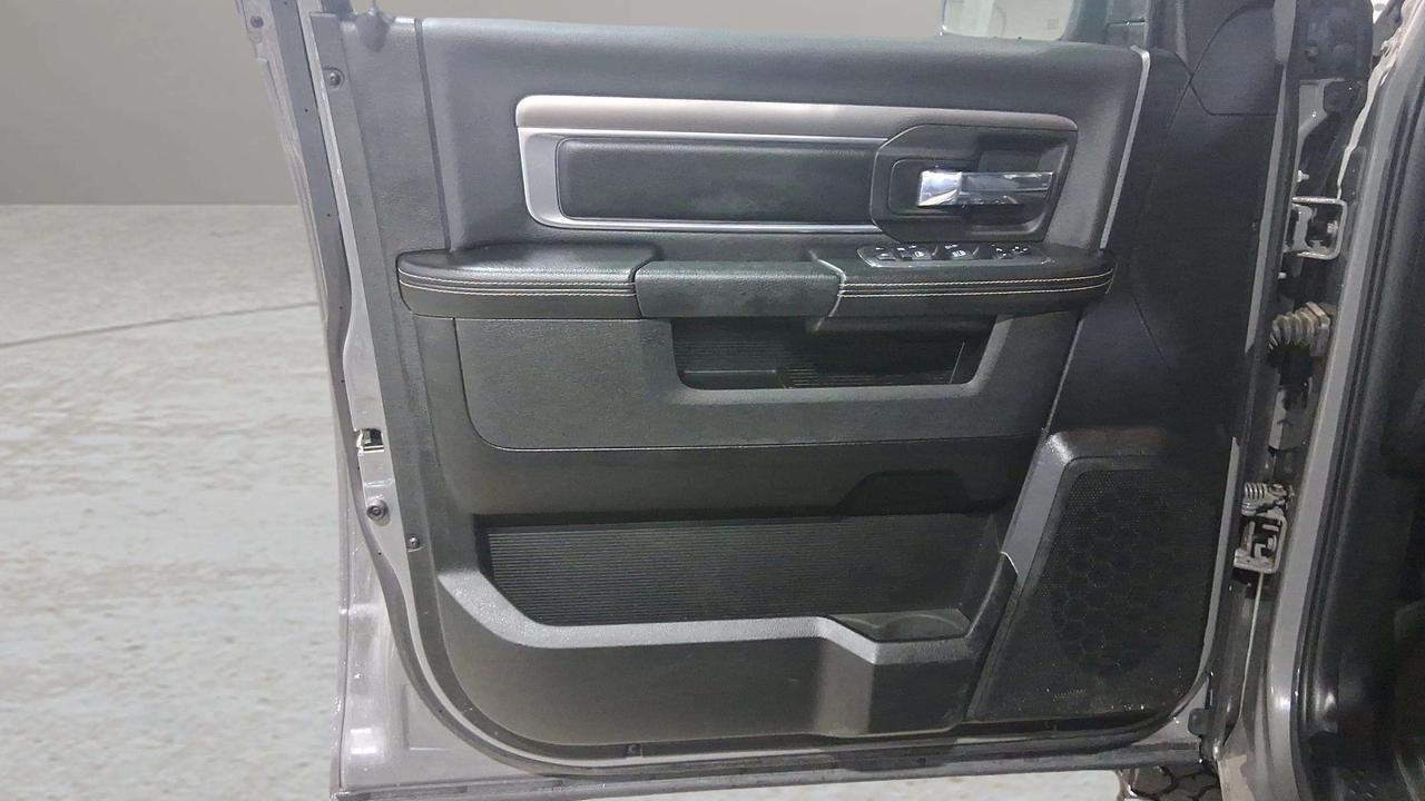 2022 RAM 1500 WARLOCK | CLEAN CARFAX | HEMI | TONNEAU| LOW KMS Photo