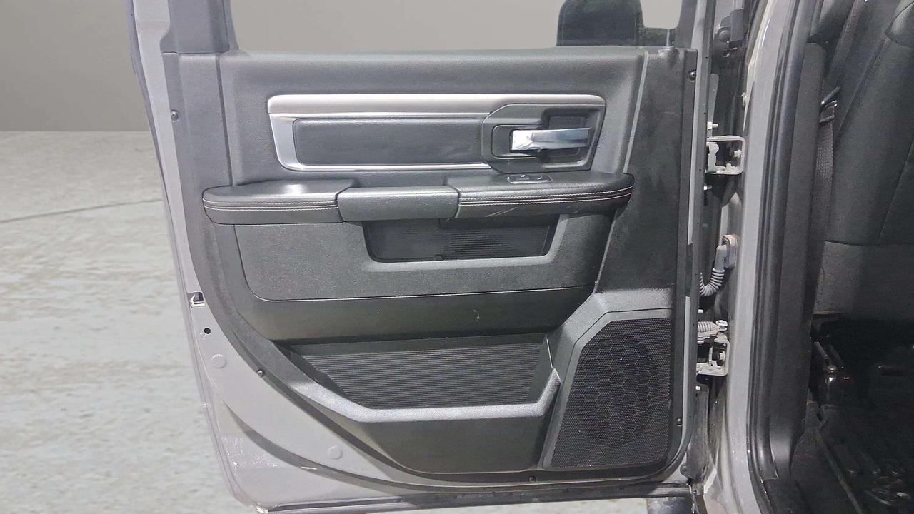 2022 RAM 1500 WARLOCK | CLEAN CARFAX | HEMI | TONNEAU| LOW KMS Photo