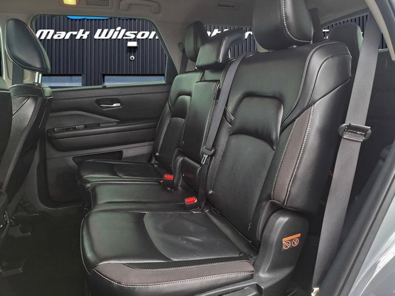 2024 Nissan Pathfinder SL 4WD | Leather | Pano Roof | Heated Seats | Bose Audio | Remote Start | Power Liftgate | and More! Photo