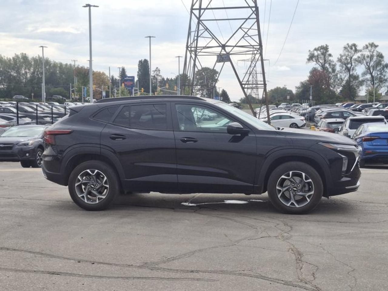 2024 Chevrolet Trax LT | Sunroof | Adaptive Cruise | BSM | Heated Wheel + Seats | Remote Start | CarPlay and More ! Photo