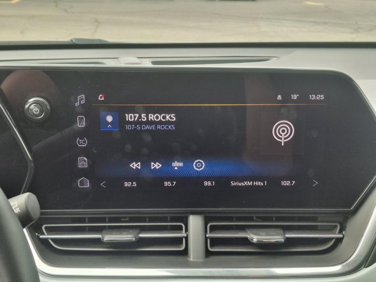 2024 Chevrolet Trax LT | Sunroof | Adaptive Cruise | BSM | Heated Wheel + Seats | Remote Start | CarPlay and More ! Photo