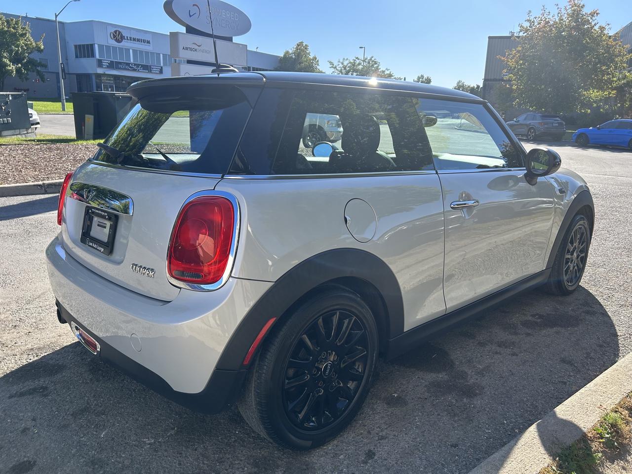 2017 MINI Cooper 6SPD, HARMAN/KARDON SOUND SYSTEM, SUNROOF & MORE! Photo