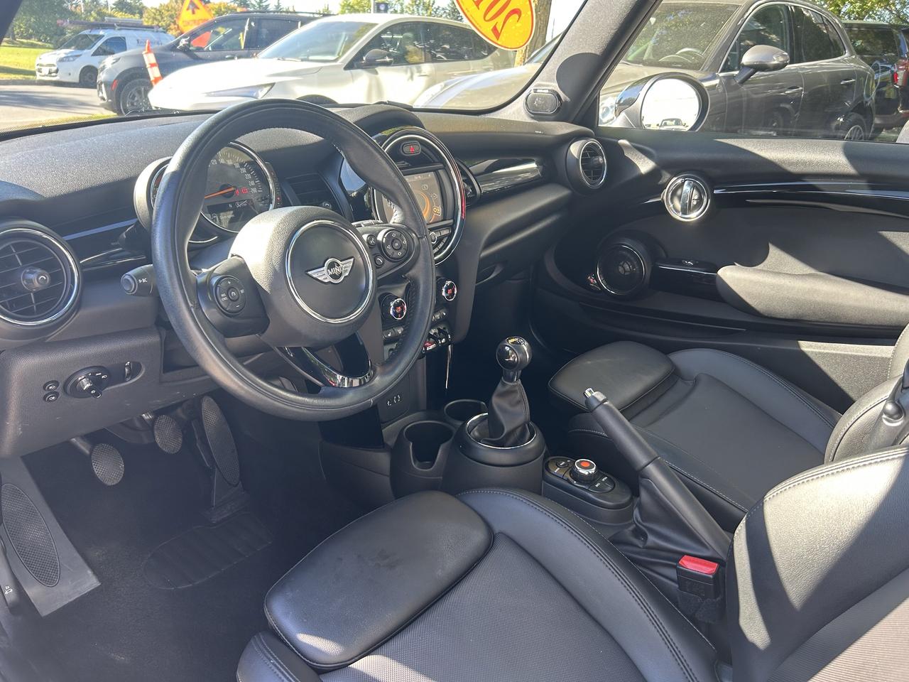 2017 MINI Cooper 6SPD, HARMAN/KARDON SOUND SYSTEM, SUNROOF & MORE! Photo