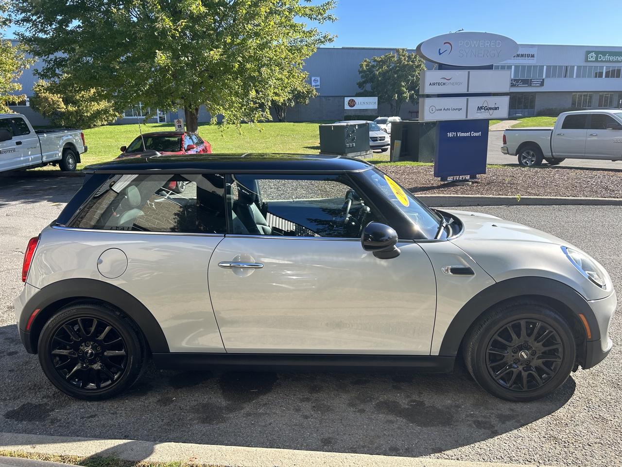 2017 MINI Cooper 6SPD, HARMAN/KARDON SOUND SYSTEM, SUNROOF & MORE! Photo