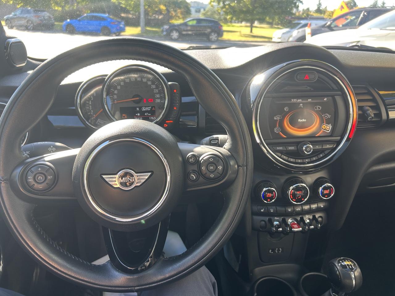 2017 MINI Cooper 6SPD, HARMAN/KARDON SOUND SYSTEM, SUNROOF & MORE! Photo